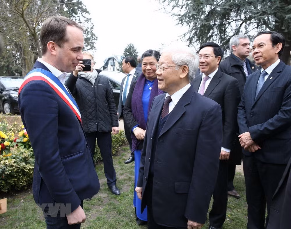 Thị trưởng thành phố Montreuil Patrice Bessac đón Tổng Bí thư Nguyễn Phú Trọng.
