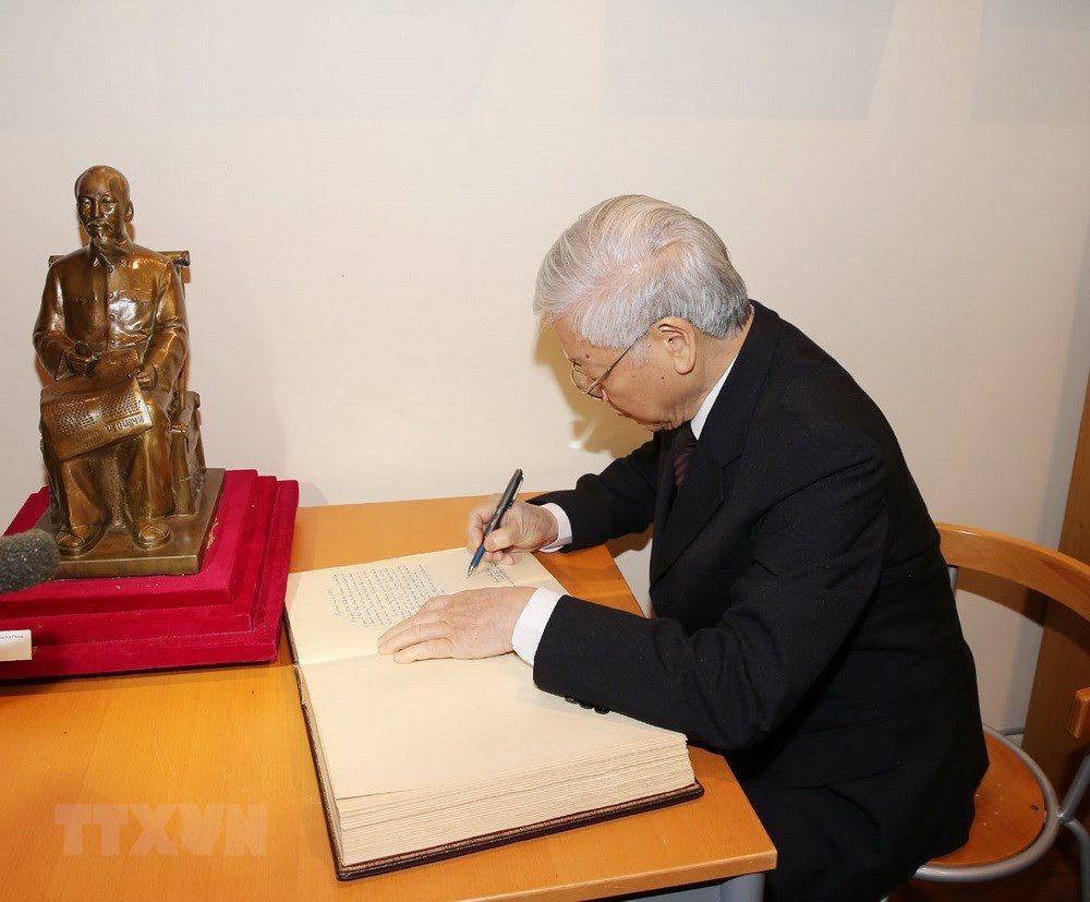 Trong ảnh: Tổng Bí thư Nguyễn Phú Trọng ký sổ lưu bút.