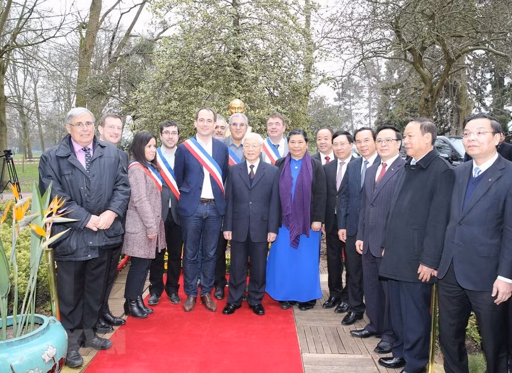 Tổng Bí thư Nguyễn Phú Trọng dâng hoa tại Tượng Chủ tịch Hồ Chí Minh, trồng cây lưu niệm và thăm Không gian Hồ chí Minh tại thành phố Montreuil. Trong ảnh: Tổng Bí thư Nguyễn Phú Trọng với các đại biểu tại Tượng Chủ tịch Hồ Chí Minh.