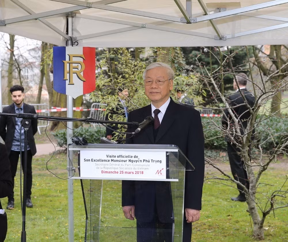 Tổng Bí thư Nguyễn Phú Trọng dâng hoa tại Tượng Chủ tịch Hồ Chí Minh, trồng cây lưu niệm và thăm Không gian Hồ chí Minh tại thành phố Montreuil. Trong ảnh: Tổng Bí thư Nguyễn Phú Trọng phát biểu.