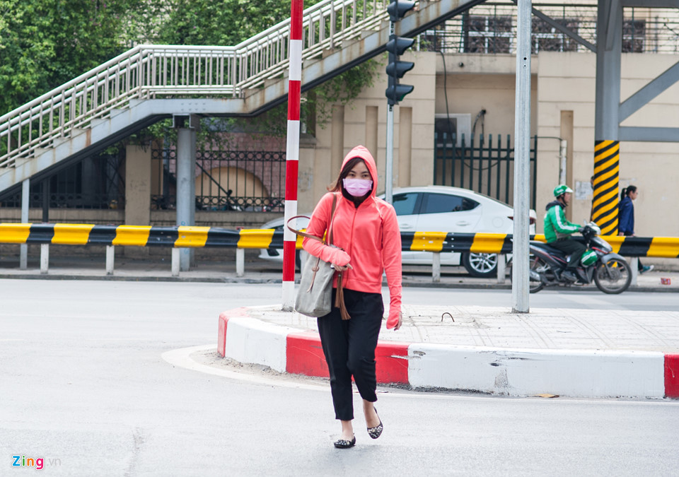 Thậm chí, quanh nhiều trường đại học và cao đẳng, mặc dù có cầu vượt bộ hành nhưng người dân vẫn chọn đi tắt qua đường. Chị Hà (22 tuổi, sinh viên năm 3) cho biết cô rất ít khi sử dụng cầu đi bộ. "Đường ở đây không lớn nên em nghĩ không nguy hiểm”, nữ sinh nói.