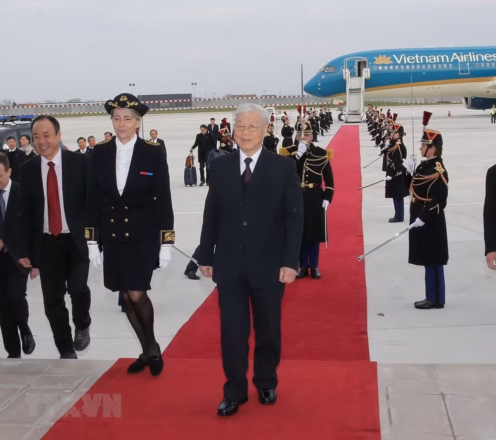 Tổng Bí thư Nguyễn Phú Trọng đến sân bay quân sự Orly ở thủ đô Paris.