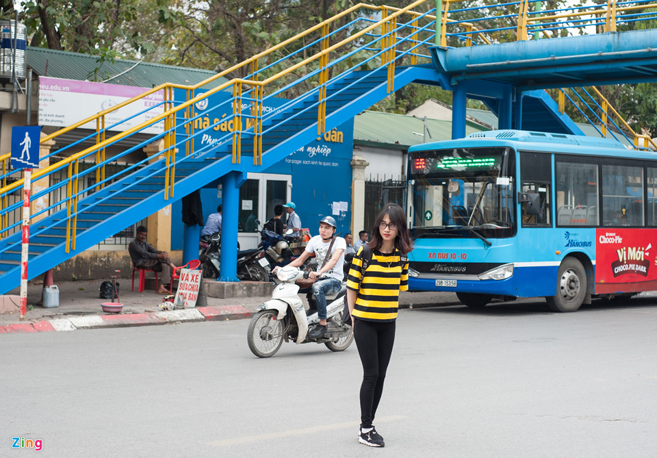 Theo Điều 9 Nghị định 46, từ ngày 1/1, người bộ hành đi qua đường không đúng nơi quy định, vượt qua dải phân cách hoặc đi vào đường cao tốc, có thể bị phạt hành chính từ 50.000 đồng đến 200.000 đồng.