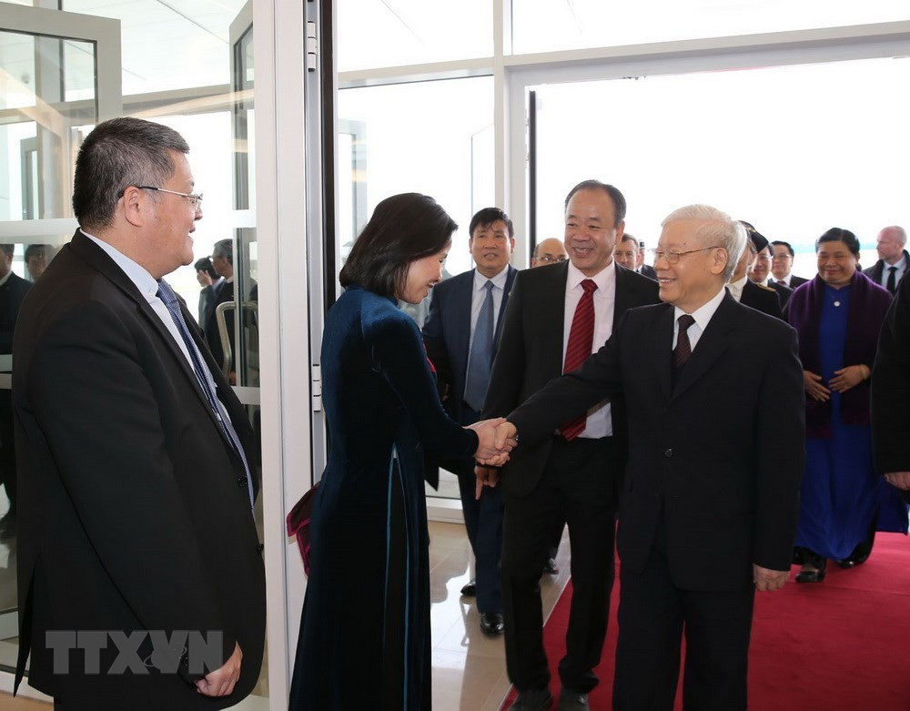 Cán bộ, nhân viên Đại sứ quán Việt Nam và đại diện cộng đồng đón Tổng Bí thư Nguyễn Phú Trọng tại sân bay quân sự Orly ở thủ đô Paris.