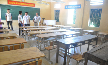 Tại điểm thi Trường THCS Yên Sở (huyện Hoài Đức), lãnh đạo Sở lưu ý điểm thi cố gắng sắp xếp bàn ghế tốt nhất phục vụ thí sinh.