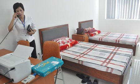 Trong thời gian thi, các điểm trưởng điểm thi phải liên tục nghe điện thoại và báo cáo kịp thời tình hình các buổi thi.