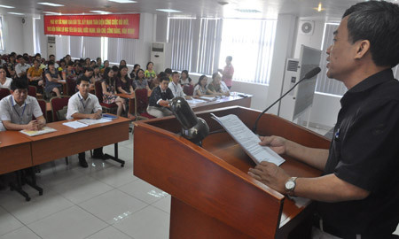 Với số phòng thi lên đến 34, điểm thi Trường THPT chuyên Nguyễn Huệ đặc biệt lưu ý các cán bộ coi thi nêu cao tinh thần trách nhiệm. Các cán bộ cũng được lưu ý nhớ sơ đồ các phòng thi vì điểm thi có diện tích rất rộng, nếu đi nhầm hướng việc quay lại sẽ rất vất vả.