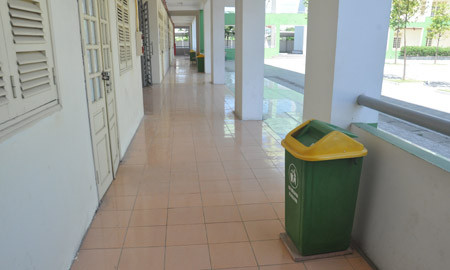 Các lối đi tại điểm thi Trường THPT chuyên Nguyễn Huệ khá sạch sẽ. Trong ngày thi, các phòng thi sẽ kê thêm các bàn để đồ cho học sinh.