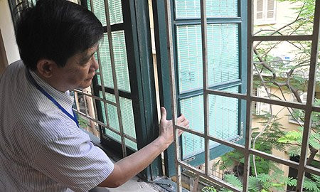 Phó GĐ Sở GD-ĐT Phạm Xuân Tiến nhắc nhở điểm thi cần đóng kín cửa gần với nhà dân để đảm bảo an toàn phòng thi.