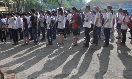 Sáng 10/6, các lãnh đạo Sở GD-ĐT Hà Nội, trong đó có phó GĐ Sở GD-ĐT Phạm Xuân Tiến, đã tiến hành kiểm tra đột xuất một số điểm thi vào lớp 10 trên địa bàn thành phố.