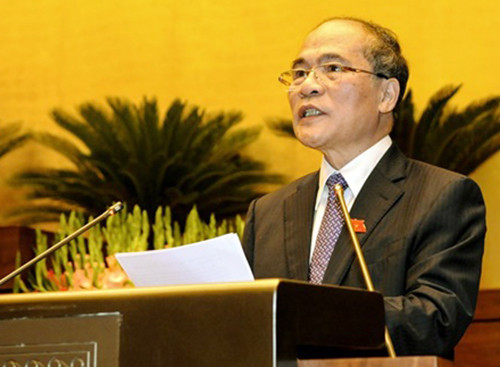 Phát biểu tại phiên bế mạc kỳ họp thứ 9, Quốc hội khoá XIII, Chủ tịch Quốc hội Nguyễn Sinh Hùng cho rằng Trung Quốc đang đe dọa cuộc sống người dân Việt bằng việc bồi đắp đảo ở Trường Sa,