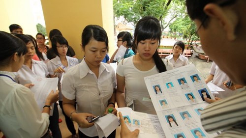 Trong ngày làm thủ tục dự thi THPT quốc gia tại nhiều tỉnh, thành, có khá nhiều thí sinh vắng mặt. Ví dụ tại cụm thi cụm thi do Trường Đại học Hồng Đức chủ trì chỉ có 29.999/30.580 thí sinh tới làm thủ tục. Ở cụm thi số 26 do Đại học Huế tổ chức, số thí sinh đến làm thủ tục dự thi sáng 30/6 là 27.284 em trên tổng số 27.845 hồ sơ, vắng 561 em, chiếm tỷ lệ 97,99%.