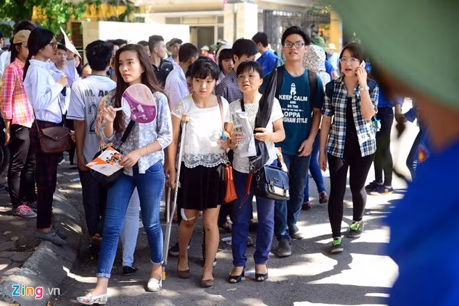 Đàm Hương Giang, sinh năm 1997, học sinh trường Việt Nam Ba Lan (Hà Nội), bị tai nạn ôtô, gãy chân cách đây hơn 1 tuần. Đến ngày thi, nữ sinh vẫn quyết thực hiện giấc mơ đỗ đại học.