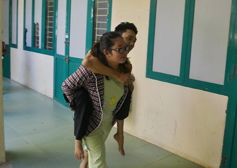 Thí sinh Vũ Văn Nội sáng nay được chị gái cõng vào trường Đại học Hồng Đức, Thanh Hóa làm thủ tục dự thi. 12 năm qua, em đều tự đến trường bằng xe lăn.