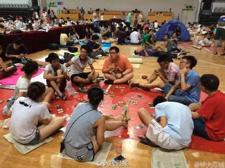 Không chỉ chơi bài trong nhóm nhỏ mà còn chơi theo cả nhóm đông.