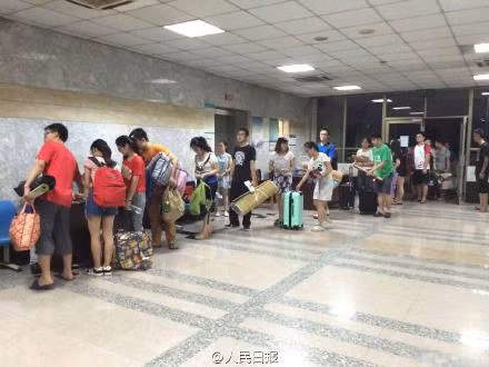 Sinh viên lếch thếch mang đồ tới phòng tập thể dục để "trốn nóng".