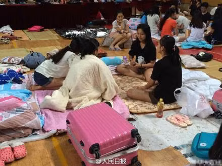 Rất nhiều thí sinh chọn chơi bài để giết thời gian.