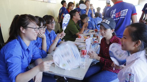 Thí sinh lên Hà Nội dự thi được TNTN chia sẻ những khó khăn và lo lắng ngay tại bến xe phía Nam lúc 16h ngày 29/6. Ảnh: Như Ý.