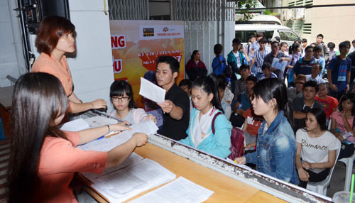 Thí sinh đến Cơ quan Đại diện Bộ GD-ĐT tại TPHCM nhận giấy báo dự thi trong sáng 15/6.