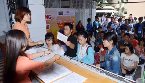 Thí sinh đến Cơ quan Đại diện Bộ GD-ĐT tại TPHCM nhận giấy báo dự thi trong sáng 15/6.