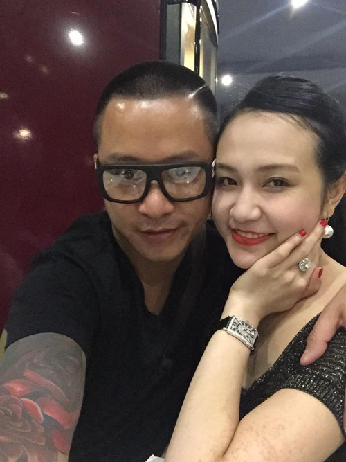 Nam ca sĩ liên tục "tự sướng" khoe đầu mới với fan.