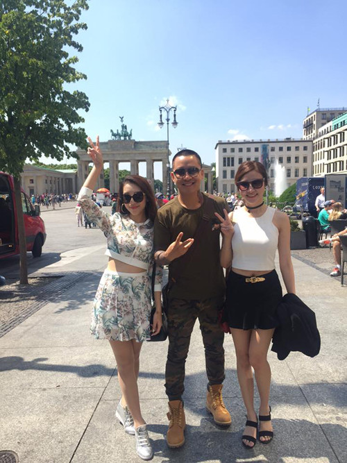 Đi cùng Tuấn Hưng trong chuyến lưu diễn Châu Âu lần này là hai học trò của anh Hạnh Sino và Emily.