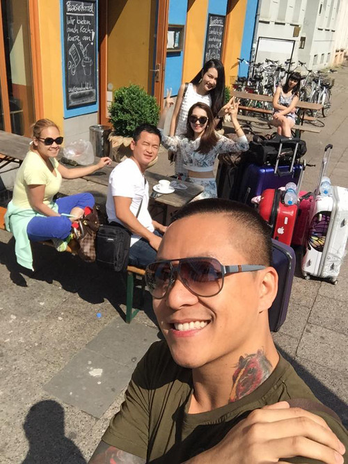 "Berlin thật mát mẻ quá. Cười thật tươi dù xấu đi nhiều nhiều. Cười nhiều thì may mắn lại tới. Cái đầu trọc này 'hot' phết. Dạo quanh Facebook, thấy bị khen và được chửi cũng nhiều. Tóc cắt vì U23 và cắt cho giống Su Hào, thế mà lại nghẽn cả Facebook. Ngại quá, ngại quá" - Tuấn Hưng chia sẻ trên trang cá nhân.