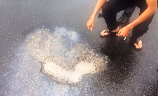 Mat duong quoc lo 1A bi pha hoai bang hoa chat la