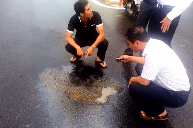 Mat duong quoc lo 1A bi pha hoai bang hoa chat la-Hinh-2