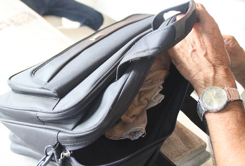 ... vài bộ quần áo gấp gọn ghẽ trong chiếc túi nhỏ...