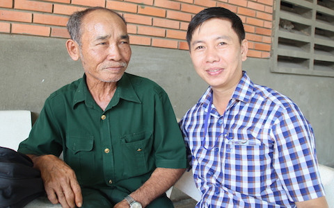 Trong kỳ thi năm nay, gia đình có hai người dự thi, ngoài ông còn có con gái đầu tên là Lê Thu Nguyệt cũng dự thi ở cụm này. “Năm ngoái Nguyệt thi vào ĐH Y dược Cần Thơ nhưng thiếu 1 điểm, năm nay đăng kí thi lại. Sáng nay đi cùng nhưng nó ngại, nó bảo tôi lớn tuổi rồi đi thi sẽ có nhiều người chú ý, nhưng tôi thấy thoải mái, phấn khởi và không sợ gì vì học mọi nơi, mọi lúc". - ông Anh tâm sự.