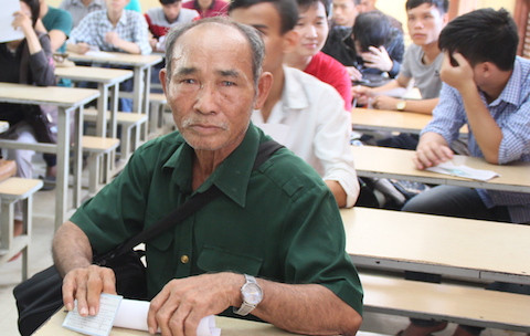 Khi tôi đi thi, con cái trong nhà có đứa rất vui, đứa đồng tình, đứa không tin, có đứa lại sợ tốn kém nếu đạt được mong muốn. Nhưng bạn bè họ bảo cố gắng với tinh thần bộ đội Cụ Hồ khó khăn nào cũng vượt qua vì nhiều người có điều kiện chưa chắc đã học được.