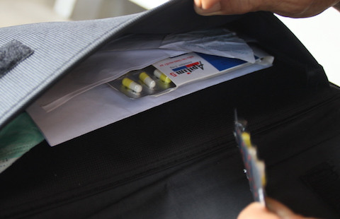  Hành trang đi thi THPT của thí sinh lớn tuổi nhất này gồm có thuốc hạ huyết áp...