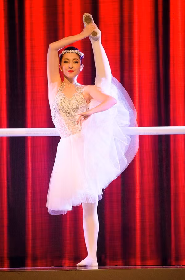 24 giờ một ngày của tôi dành cho múa, học tiếng Trung Quốc và học văn hóa", cô gái trẻ nói. Trong môi trường đào tạo chuyên nghiệp cao như thế, Linh Nga phải ép mình vào một kỷ luật khắc nghiệt trên sàn tập lẫn trong sinh hoạt. Sau mỗi buổi tập, khi ngồi cầm chiếc bát sắt ăn cơm trong phòng ăn tập thể, nhiều lần Linh Nga khóc vì nhớ nhà và chỉ muốn bỏ tất cả để về với gia đình.