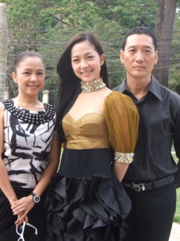 Tóc dài mượt mà xõa ngang vai, da trắng ngần, Linh Nga toát lên một vẻ đẹp rạng ngời. 22 tuổi, Linh Nga là sinh năm viên năm cuối của Học viện múa Bắc Kinh và tạo dựng được chỗ đứng tại quê nhà.