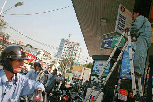 5. Xăng dầu đồng loạt tăng giá kể từ 15h chiều 5/5 Liên Bộ Công Thương - Tài chính đã ban hành quyết định điều chỉnh giá xăng dầu kể từ 15h ngày 5/5. Theo đó, xăng RON 92 tăng 646 đồng/lít, xăng E5 tăng 634 đồng/lít, dầu diesel 0.05s tăng 650 đồng/lít, dầu hỏa tăng 559 đồng/lít, dầu mazut 180CST 3.5 tăng 300 đồng/kg. Cùng với việc điều chỉnh giá xăng bán lẻ, giá dầu diesel cũng sẽ tăng 650 đồng/lít. Giá dầu hỏa và dầu mazut tăng lần lượt là 559 đồng/lít và 300 đồng/kg.