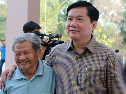 10. Ông Đinh La Thăng: “Quyết liệt cải cách, vì dân hành động” Sáng 7/5, Bí thư Thành ủy TP HCM Đinh La Thăng cùng 4 ứng cử viên ĐBQH đã có buổi tiếp xúc cử tri đầu tiên tại huyện Củ Chi (TP HCM). Tại buổi tiếp xúc cử chi, ông Thăng cho hay nếu trở thành ĐBQH, ông sẽ tham gia mạnh vào cải cách hành chính với tinh thần vì dân hành động, tạo điều kiện cho người dân, quyết liệt phòng chống tham nhũng, nâng cao chất lượng cán bộ công chức; Hỗ trợ nông dân, người nghèo, những nhóm người dễ bi tổn thương; đảm bảo an toàn vệ sinh thực phẩm.