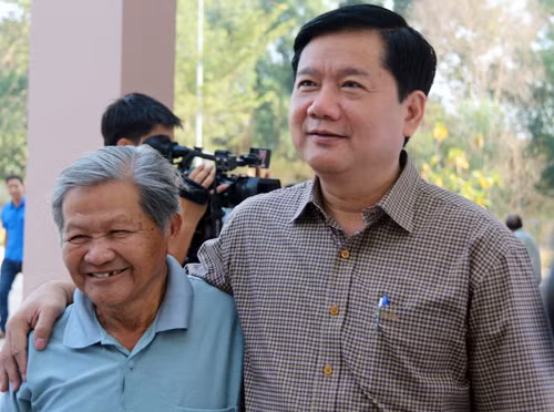 10. Ông Đinh La Thăng: “Quyết liệt cải cách, vì dân hành động” Sáng 7/5, Bí thư Thành ủy TP HCM Đinh La Thăng cùng 4 ứng cử viên ĐBQH đã có buổi tiếp xúc cử tri đầu tiên tại huyện Củ Chi (TP HCM). Tại buổi tiếp xúc cử chi, ông Thăng cho hay nếu trở thành ĐBQH, ông sẽ tham gia mạnh vào cải cách hành chính với tinh thần vì dân hành động, tạo điều kiện cho người dân, quyết liệt phòng chống tham nhũng, nâng cao chất lượng cán bộ công chức; Hỗ trợ nông dân, người nghèo, những nhóm người dễ bi tổn thương; đảm bảo an toàn vệ sinh thực phẩm.