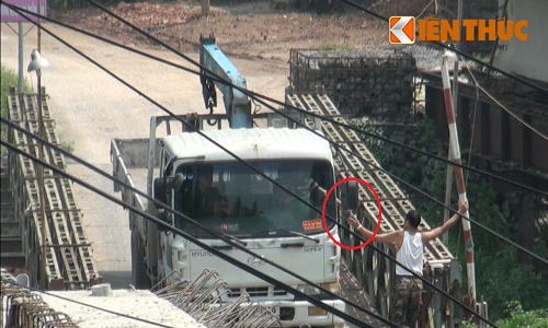 Mà mỗi ngày có đến hàng trăm xe chạy qua. Điều đó cho thấy việc thu phí này đem một số tiền không nhỏ.