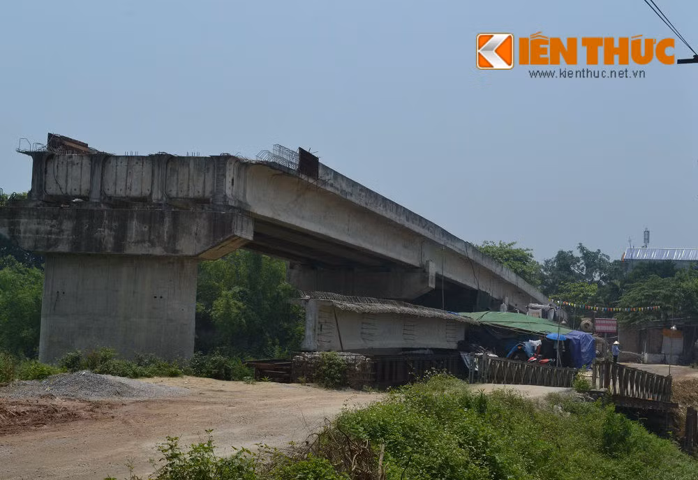 Theo tìm hiểu của PV dự án xây dựng cầu Hòa Viên bắc qua sông Đáy, nối xã Hòa Chính (huyện Chương Mỹ) với xã Viên An (huyện Ứng Hòa) chính thức khởi công từ tháng 8/2009.