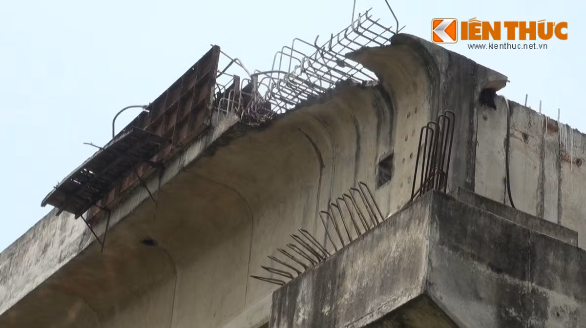 Nhiều mảng bê tông bị vỡ để lộ ra khung sắt bên trong.