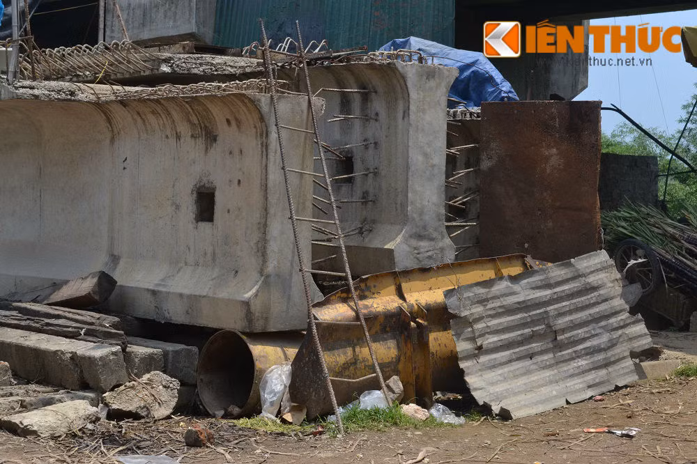 Sự việc này khiến người cảm thấy vô cùng nhức nhối. Tại sao cây cầu chỉ dài chưa đầy 200m mà thi công đến gần 7 năm vẫn chưa xong? Phải chăng chính quyền địa phương cố tình chậm trễ? 