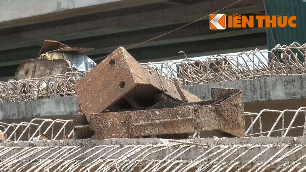 Dự án cầu Hòa Viên dự kiến hoàn thành trong vòng 18 tháng. Thế nhưng, theo ghi nhận của PV, đến thời điểm hiện tại, cây cầu mới chỉ thực hiện được một nửa. Tại đây mọi thứ vẫn ngổn ngang vật liệu xây dựng.