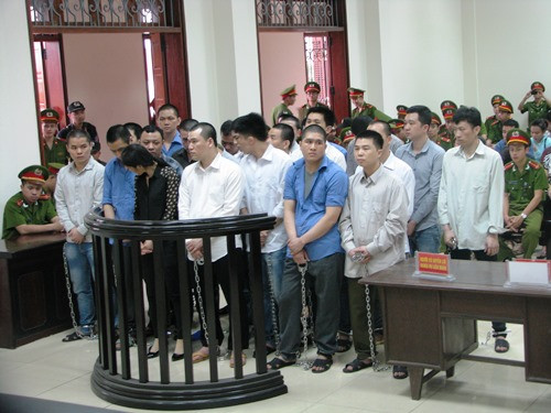 8. 22 nghi can trong vụ Dũng 'Mặt sắt' lĩnh án Chiều 29/4, TAND tỉnh Quảng Ninh tuyên phạt từ 30 tháng đến 6 năm tù giam đối với từng bị cáo về tội buôn lậu và vận chuyển trái phép hàng hóa qua biên giới. Riêng Bùi Thị Phương (vợ Hà Tuấn Dũng) bị tuyên phạt 30 tháng 8 ngày tù giam, và đã chấp hành xong do thời gian bị tạm giam tương đương với án phạt. Triệu Hoài Anh và Bùi Quang Anh (nguyên cán bộ Đội dây chuyền nghiệp vụ, thuộc Chi cục Hải quan Khu kinh tế cửa khẩu Bắc Phong Sinh) cùng bị tuyên phạt 31 tháng tù giam. Còn Dũng “mặt sắt” cùng 3 bị can khác đang bỏ trốn, nên cơ quan điều tra đã ra quyết định truy nã và tạm đình chỉ điều tra bị can, đến khi bắt được sẽ xử lý sau.