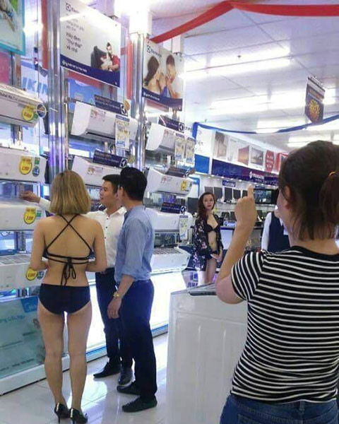 6. Siêu thị Trần Anh thuê người mặc bikini tiếp thị sản phẩm Chiều 28/4, người đi đường thấy sốc khi chứng kiến nhiều cô gái diện bikini hở hang đứng đón khách và giới thiệu sản phẩm tại siêu thị điện máy Trần Anh, số 18, Phạm Hùng (Hà Nội). Các cô gái mặc bikini này tiếp đón khách hàng từ khi mới gửi xe, dắt xe cho khách rồi đưa khách vào trong siêu thị, tư vấn sản phẩm. Dịch vụ này được cho là để tiếp thị cho một sản phẩm của hãng Panasonic đang bày bán tại siêu thị. Tuy nhiên, các cô cái này không chỉ phục vụ riêng cho Panasonic. Trong quá trình tiếp thị, họ sẽ giới thiệu và hỗ trợ luôn cho khách của Trần Anh.