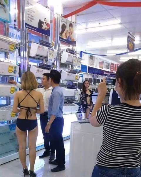 6. Siêu thị Trần Anh thuê người mặc bikini tiếp thị sản phẩm Chiều 28/4, người đi đường thấy sốc khi chứng kiến nhiều cô gái diện bikini hở hang đứng đón khách và giới thiệu sản phẩm tại siêu thị điện máy Trần Anh, số 18, Phạm Hùng (Hà Nội). Các cô gái mặc bikini này tiếp đón khách hàng từ khi mới gửi xe, dắt xe cho khách rồi đưa khách vào trong siêu thị, tư vấn sản phẩm. Dịch vụ này được cho là để tiếp thị cho một sản phẩm của hãng Panasonic đang bày bán tại siêu thị. Tuy nhiên, các cô cái này không chỉ phục vụ riêng cho Panasonic. Trong quá trình tiếp thị, họ sẽ giới thiệu và hỗ trợ luôn cho khách của Trần Anh.