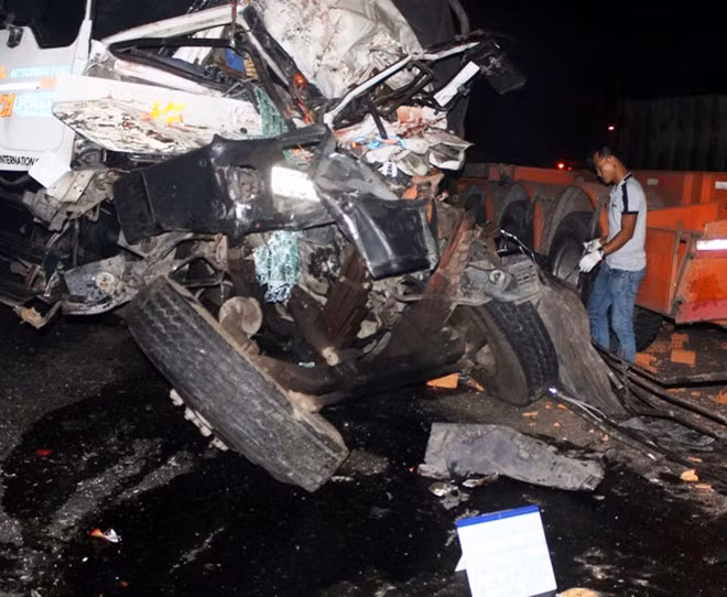 9. Tài xế xe tải tử vong trong buồng lái biến dạng Vào 0h ngày 5/5 tại ngã giao đường Mỹ Phước - Tân Vạn với ĐT 743, thuộc phường An Phú (thị xã Thuận An, Bình Dương) tài xế Hoàng Đình Thạch (28 tuổi) điều khiển xe container BKS 51R.02927 bất ngờ tông vào xe tải chở gạch BKS 63C.03094 lưu thông tuyến ĐT 743 từ thị xã Thuận An về TP Thủ Dầu Một (Bình Dương). Va chạm mạnh làm phần đầu ôtô chở gạch biến dạng, tài xế tử vong trong cabin móp méo. Tài xế xe container bị thương nhẹ.