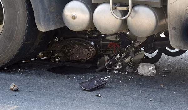 15. Xe đầu kéo đâm xe máy, một phụ nữ tử vong tại chỗ Khoảng 8h15 ngày 7/5, tại vòng xoay cầu Tiên Sơn (quận Ngũ Hành Sơn, Đà Nẵng), một phụ nữ khoảng 50 tuổi đang lái xe lưu thông trên đường, khi đến vòng xoay cầu Tiên Sơn thì bất ngờ bị xe đầu kéo biển số Kon Tum (chưa rõ danh tính tài xế) đi cùng chiều đâm phải. Cú va chạm mạnh khiến người phụ nữ cùng xe máy bị cuốn vào gầm xe đầu kéo tử vong tại chỗ.