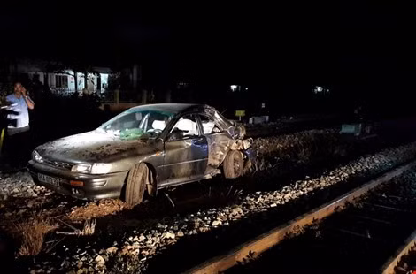 11. Tàu hỏa tông ôtô, cả gia đình đi viếng đám tang bị nạn Tối 5/5, anh Bá Văn Thiện (41 tuổi, thị trấn Lương Sơn, Bắc Bình) điều khiển ôtô chở mẹ vợ và vợ đi đám ma. Khi đến điểm giao cắt giữa đường sắt và đường nhựa liên xã (thôn Hòa Bình, xã Sông Lũy, huyện Bắc Bình, Bình Thuận), do không quan sát nên bị tàu khách Thống nhất số hiệu TN2 tông trúng.Vụ tai nạn khiến mẹ vợ anh Thiện tử vong trên đường đi cấp cứu, anh Thiện và vợ bị thương nặng.