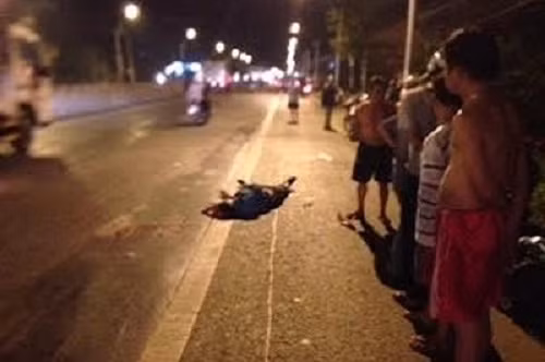 7. Ô tô tải cán chết người rồi bỏ chạy Khoảng 21h30 ngày 3/5, anh Nguyễn Tuấn Luận (SN 1991, ngụ xã Long Bình, huyện Long Mỹ, Hậu Giang) điều khiển xe máy BKS 95D1-163.90, đến đoạn km1938 QL1 thuộc ấp 4, xã Nhựt Chánh, huyện Bến Lức thì va chạm một xe máy đi cùng chiều. Anh Luân văng khỏi xe gần 3m nằm ngang QL1. Cùng lúc ô tô tải chạy tốc độ nhanh từ phía sau vượt lên, do không quan sát kịp tài xế cán qua người anh Luận, tai nạn làm nạn nhân tử vong tại chỗ.